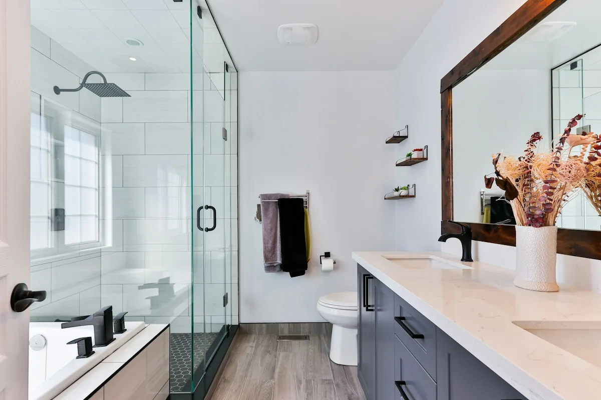Installation de sanitaires et robinetterie moderne dans une salle de bain à Tournai